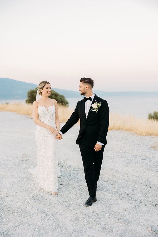 minimal-chic-destination-wedding-volos-white-roses_05
