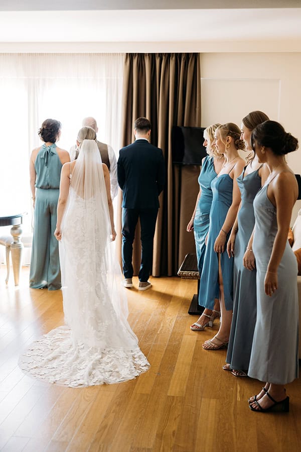 minimal-chic-destination-wedding-volos-white-roses_06