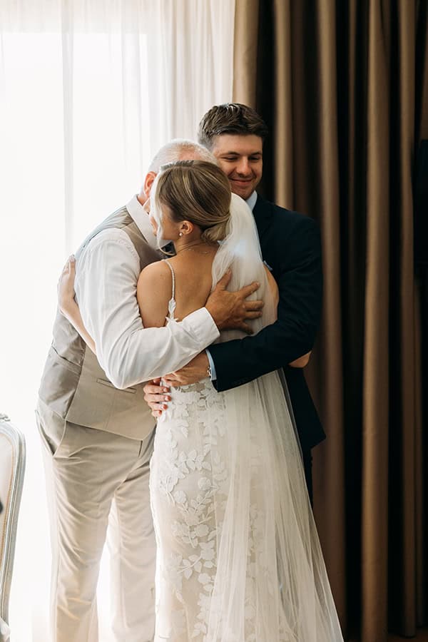 minimal-chic-destination-wedding-volos-white-roses_07