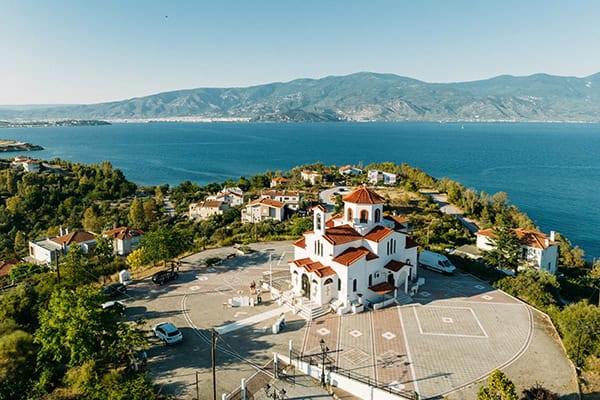 minimal-chic-destination-wedding-volos-white-roses_12