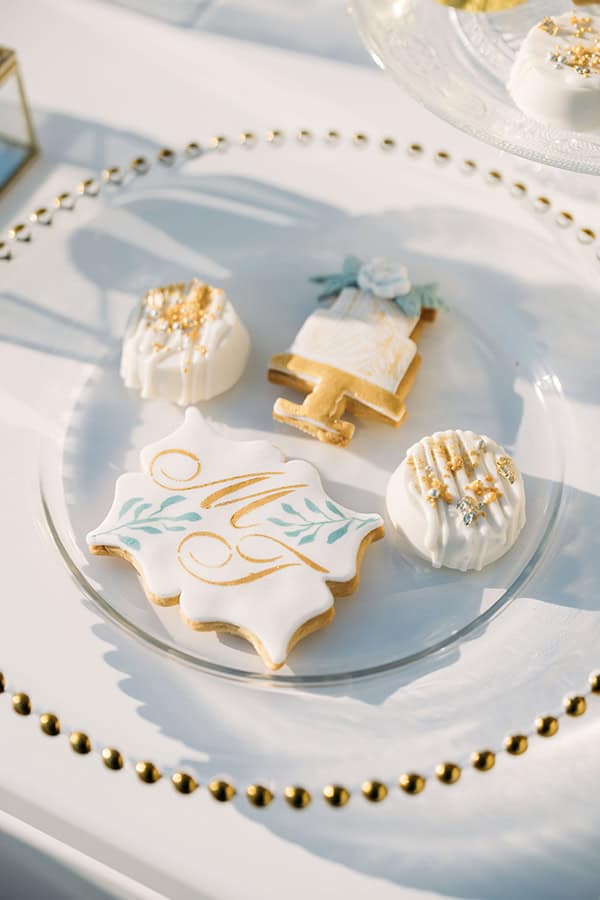 minimal-chic-destination-wedding-volos-white-roses_15x