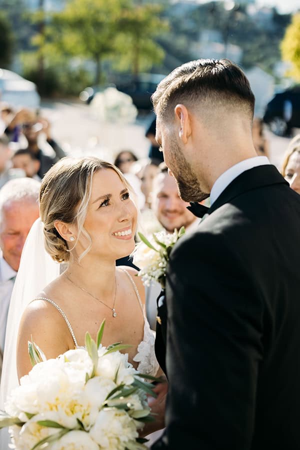 minimal-chic-destination-wedding-volos-white-roses_18