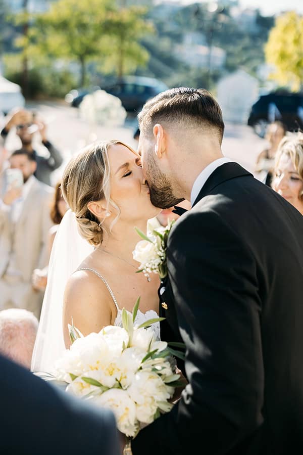 minimal-chic-destination-wedding-volos-white-roses_19