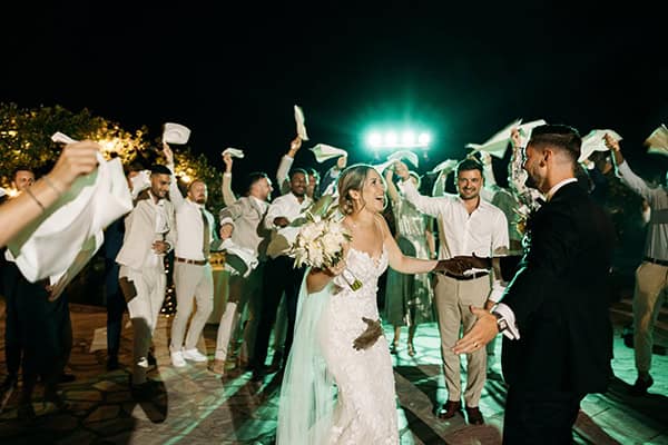 minimal-chic-destination-wedding-volos-white-roses_27