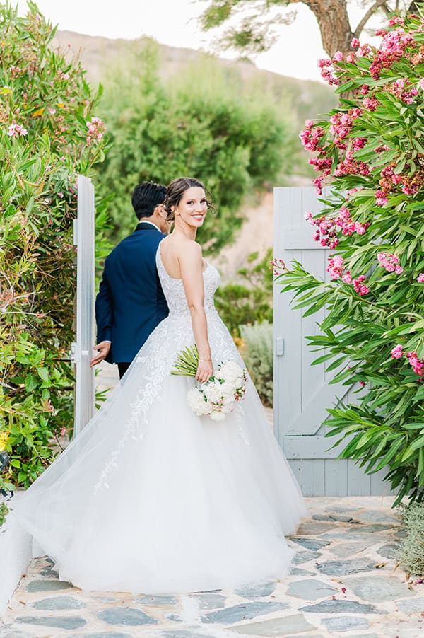romantic-chic-wedding-athenian-riviera-lush-floral-arrangments_02