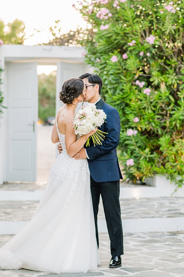 romantic-chic-wedding-athenian-riviera-lush-floral-arrangments_03