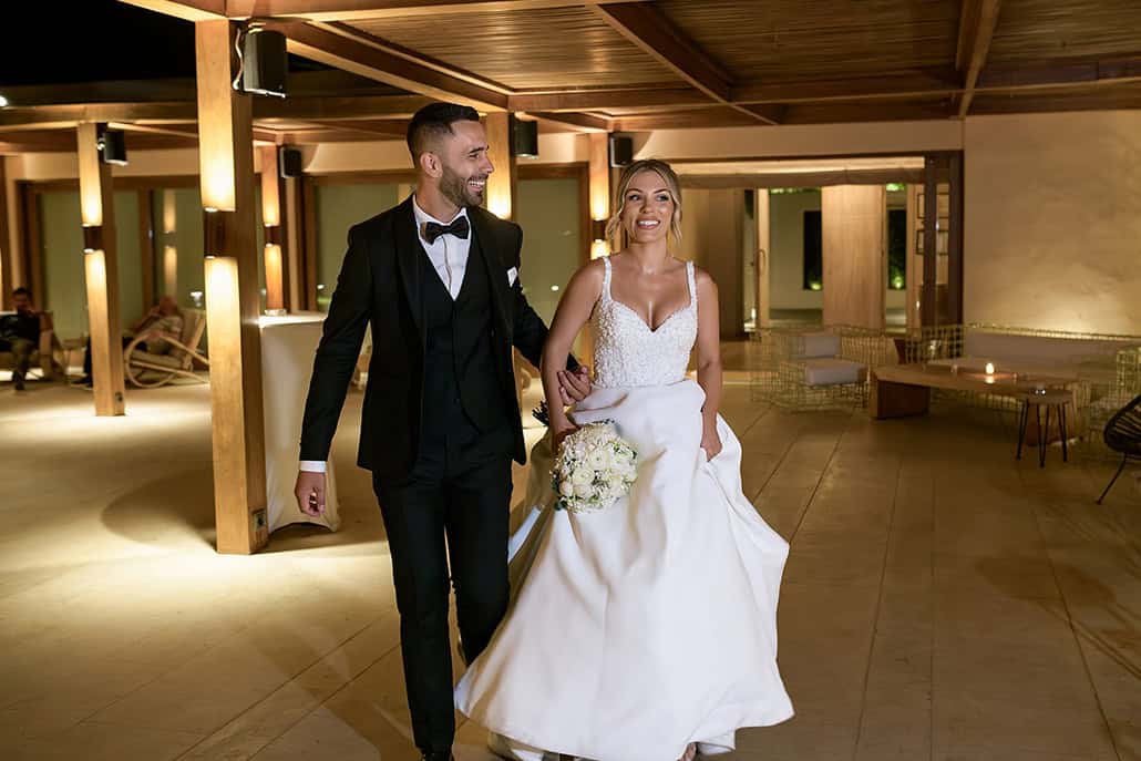 Romantic-chic γάμος στην Αθήνα με λευκά τριαντάφυλλα | Ιωάννα & Μιχάλης