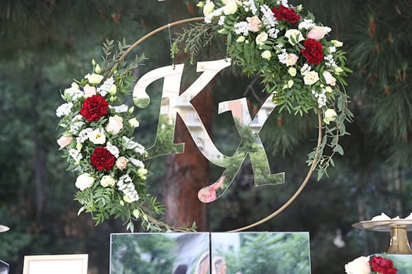 romantic-decoration-ideas-church-entrance-red-carnations_08