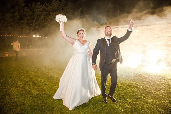 Ρομαντικός καλοκαιρινός γάμος στην Καβάλα με λευκά λουλούδια │ Σοφία & Πάρης