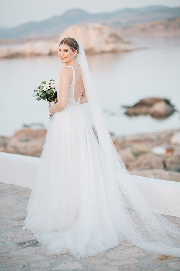 romantic-summer-wedding-lesvos-whites-flowers_04