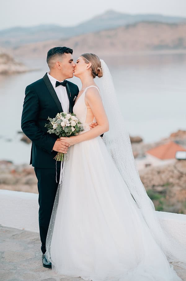 romantic-summer-wedding-lesvos-whites-flowers_05s
