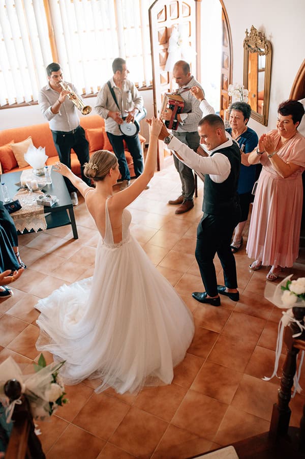 romantic-summer-wedding-lesvos-whites-flowers_06x