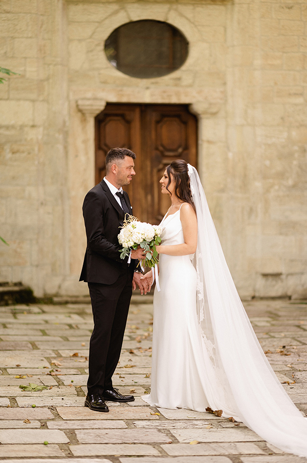 romantic-wedding-florina-white-hydrangeas-lycianthus_01x