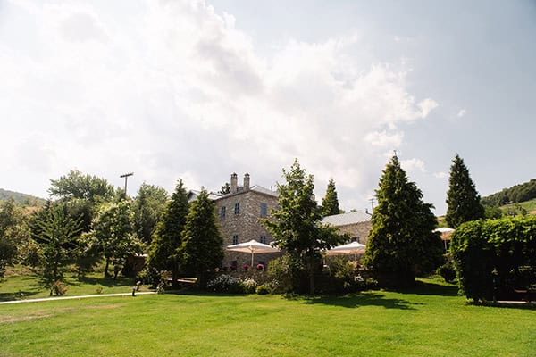 romantic-wedding-florina-white-hydrangeas-lycianthus_06