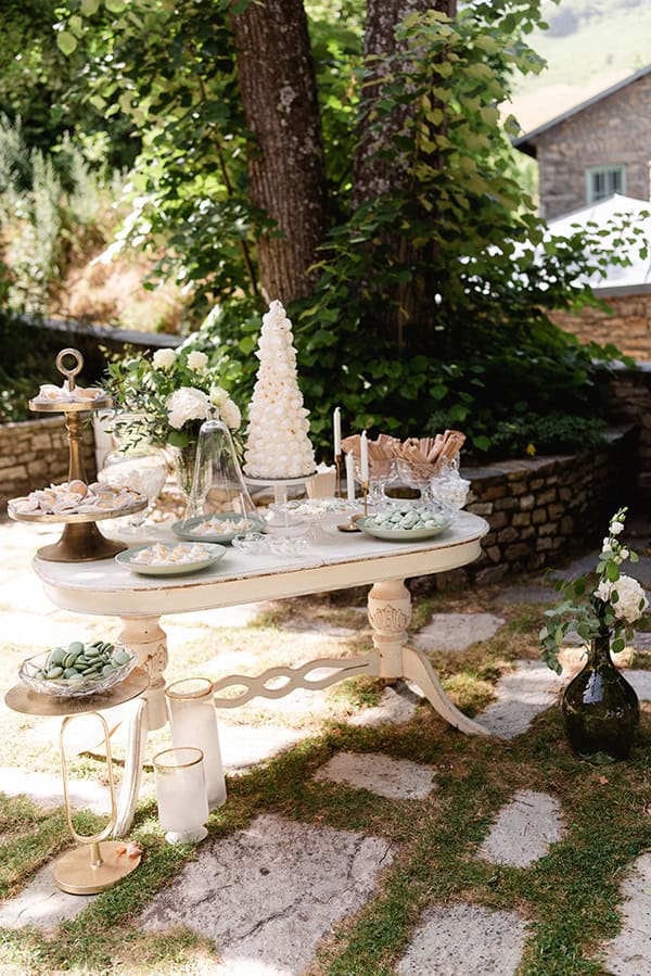 romantic-wedding-florina-white-hydrangeas-lycianthus_15