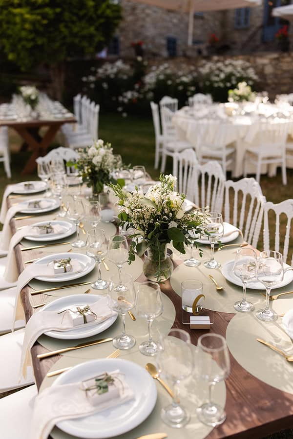 romantic-wedding-florina-white-hydrangeas-lycianthus_25x