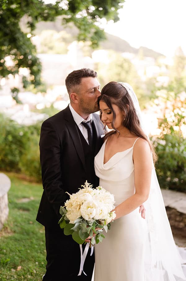 romantic-wedding-florina-white-hydrangeas-lycianthus_32