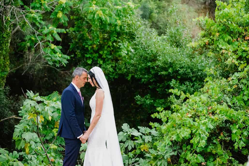 Ρομαντικός γάμος στη Λακωνία με λευκά άνθη │Βάσω & Σπύρος