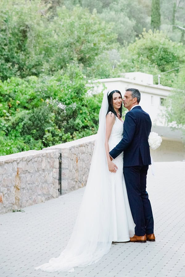 romantic-wedding-lakonia-white-blooms_05