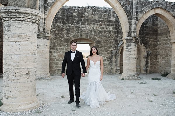 Ανοιξιάτικος γάμος στη Λευκωσία με λευκά λουλούδια και ρομαντική διάθεση │ Ελένη & Χαράλαμπος