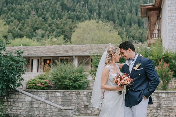 Παραδοσιακός φθινοπωρινός γάμος με τριαντάφυλλα σε τερακότα αποχρώσεις │ Δήμητρα & Δημήτρης