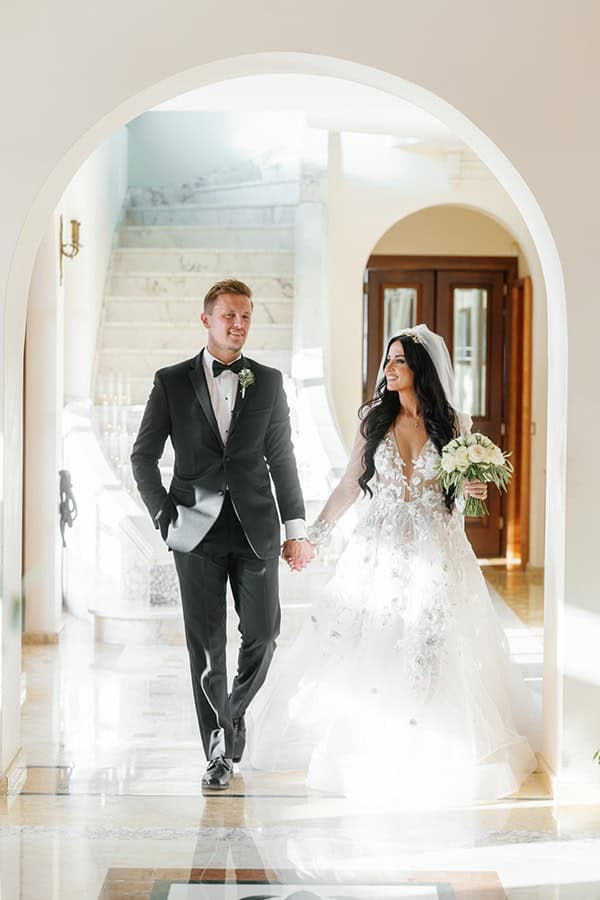 ultra-stylish-wedding-hatzi-mansion-xatzi-all-white-flowers_04x