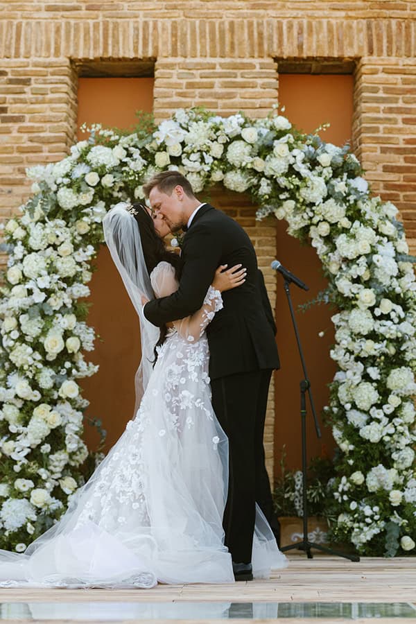 ultra-stylish-wedding-hatzi-mansion-xatzi-all-white-flowers_23