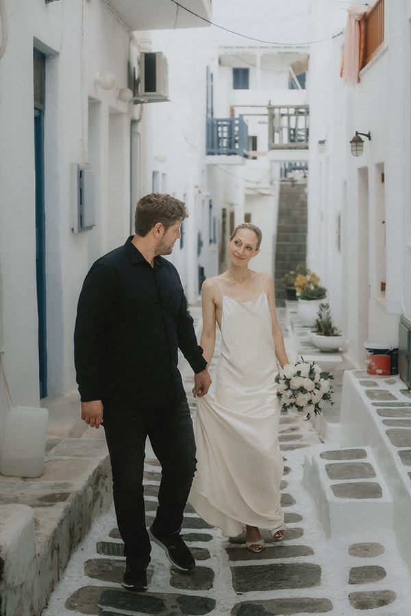 destination-summer-wedding-mykonos-tender-moments_01