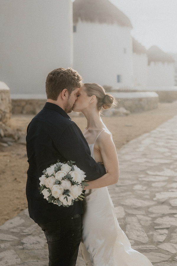 destination-summer-wedding-mykonos-tender-moments_03x