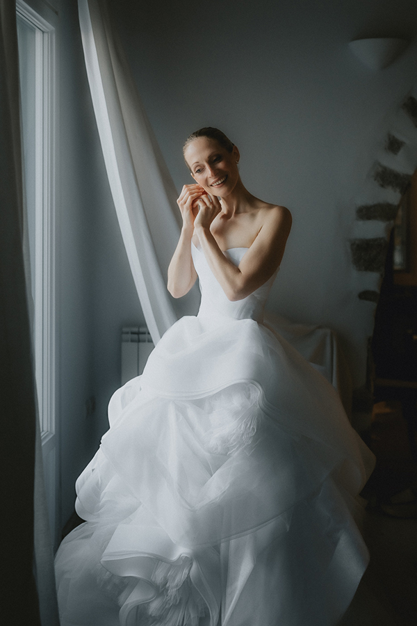 destination-summer-wedding-mykonos-tender-moments_06