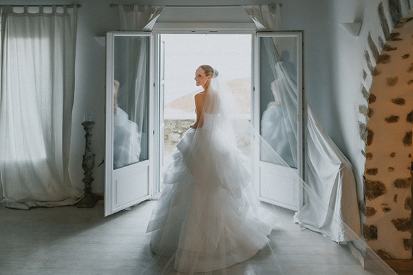 destination-summer-wedding-mykonos-tender-moments_06x