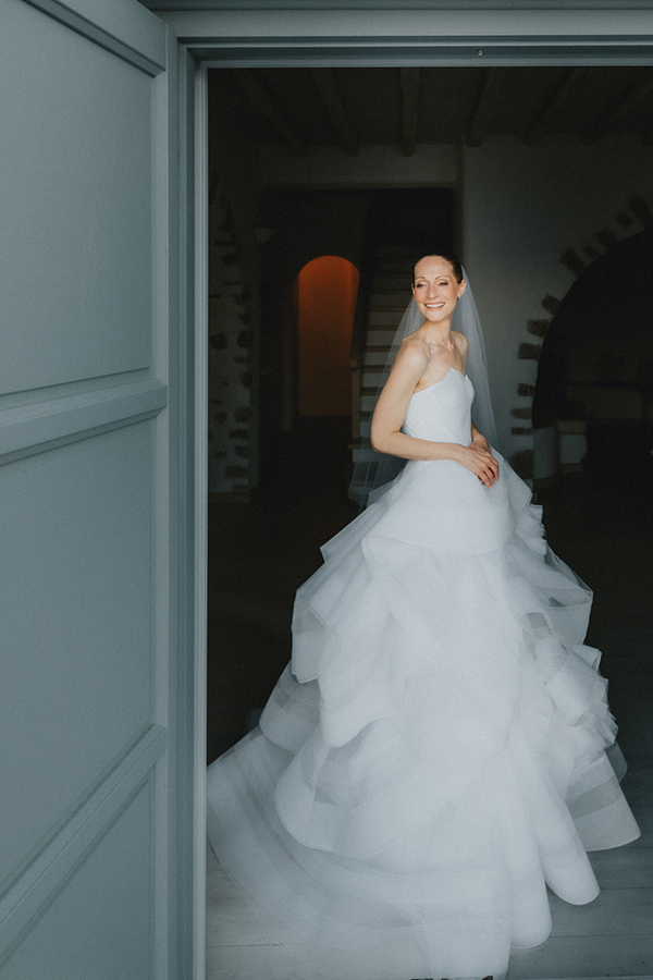 destination-summer-wedding-mykonos-tender-moments_08