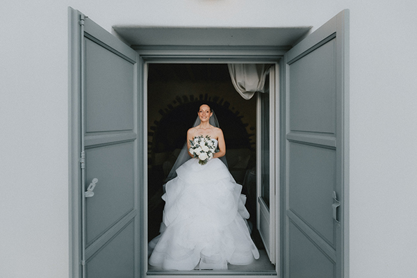 destination-summer-wedding-mykonos-tender-moments_09