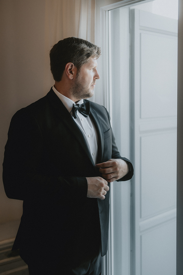 destination-summer-wedding-mykonos-tender-moments_10