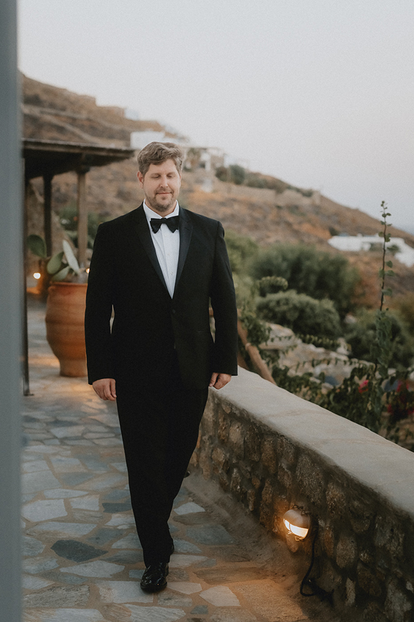 destination-summer-wedding-mykonos-tender-moments_11