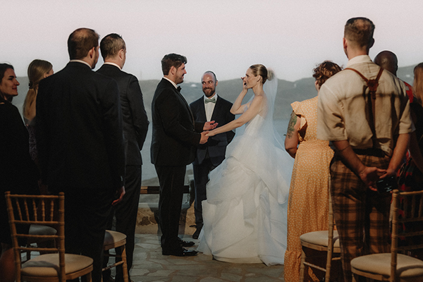 destination-summer-wedding-mykonos-tender-moments_16