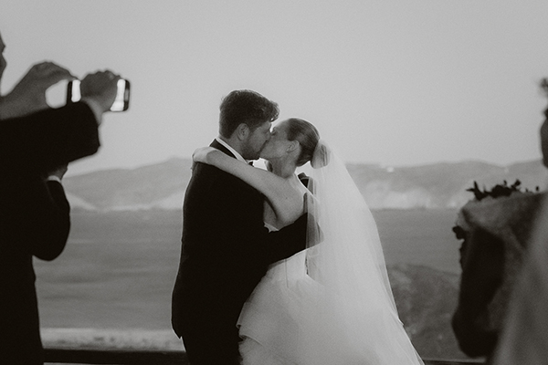 destination-summer-wedding-mykonos-tender-moments_18