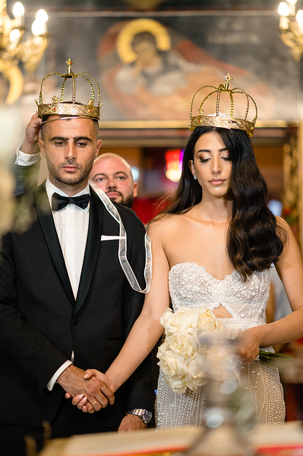 romantic-wedding-athens-white-roses-baby-breath_11