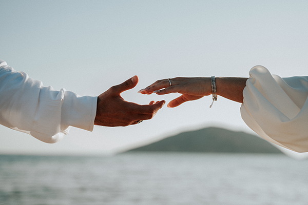 spring-wedding-on-the-beach-anavyssos-bohemian-flair_02