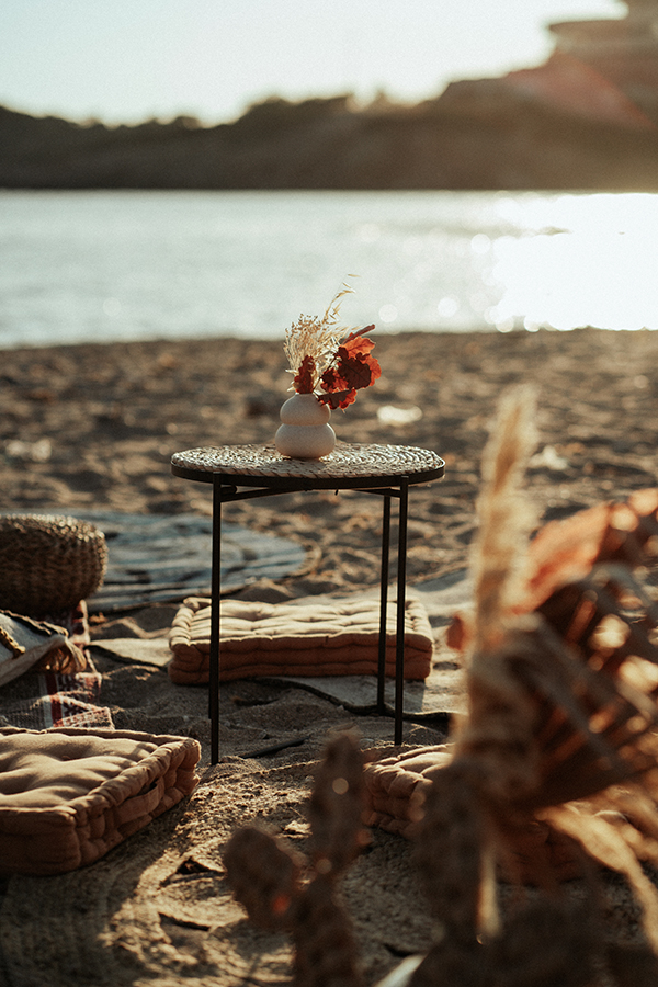 spring-wedding-on-the-beach-anavyssos-bohemian-flair_10
