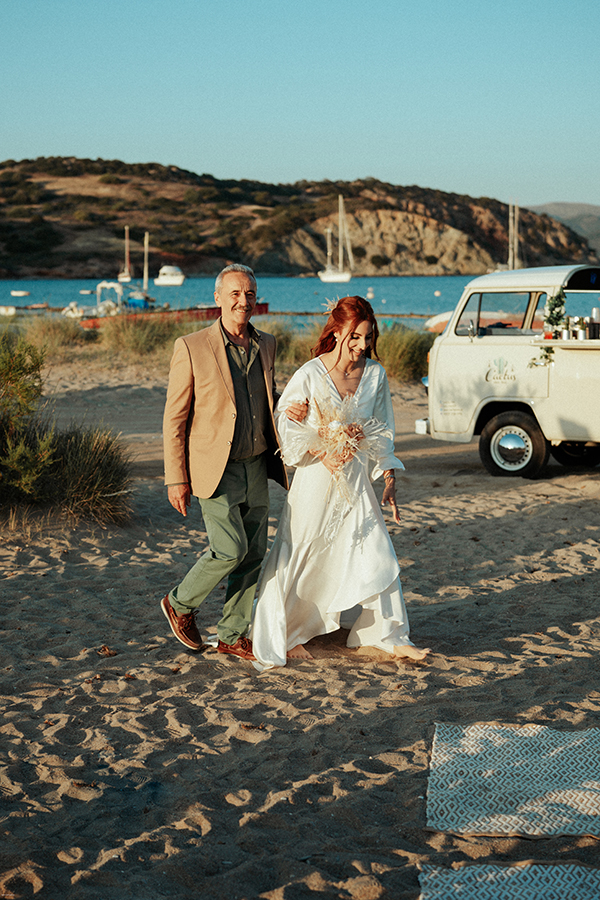 spring-wedding-on-the-beach-anavyssos-bohemian-flair_11