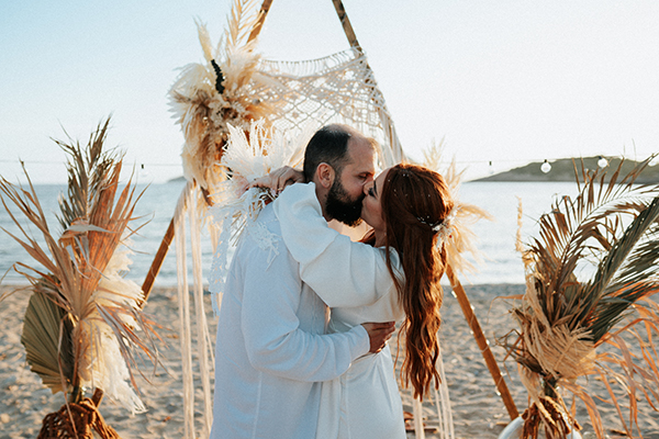 spring-wedding-on-the-beach-anavyssos-bohemian-flair_13