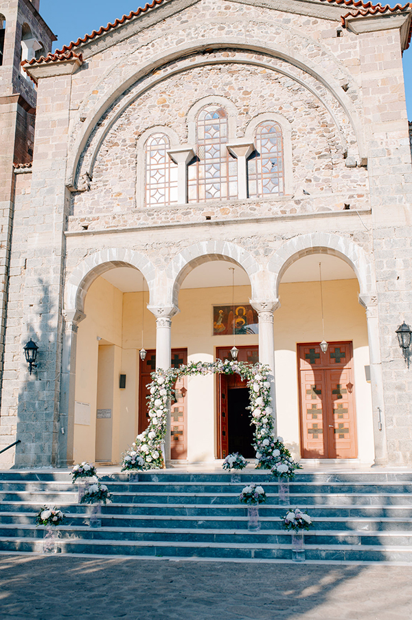 summer-wedding-lesvos-white-hydrangeas-pink-roses_06x