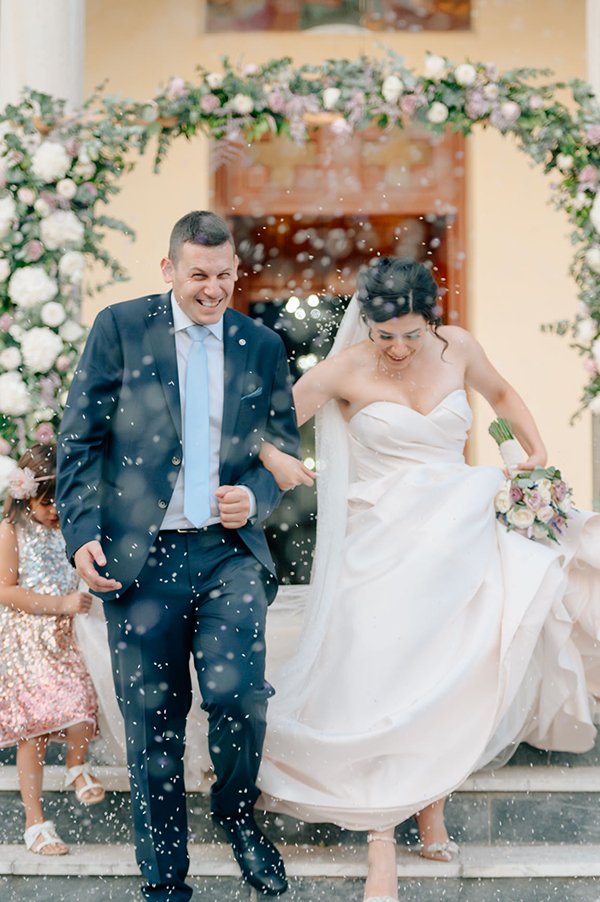 summer-wedding-lesvos-white-hydrangeas-pink-roses_17x