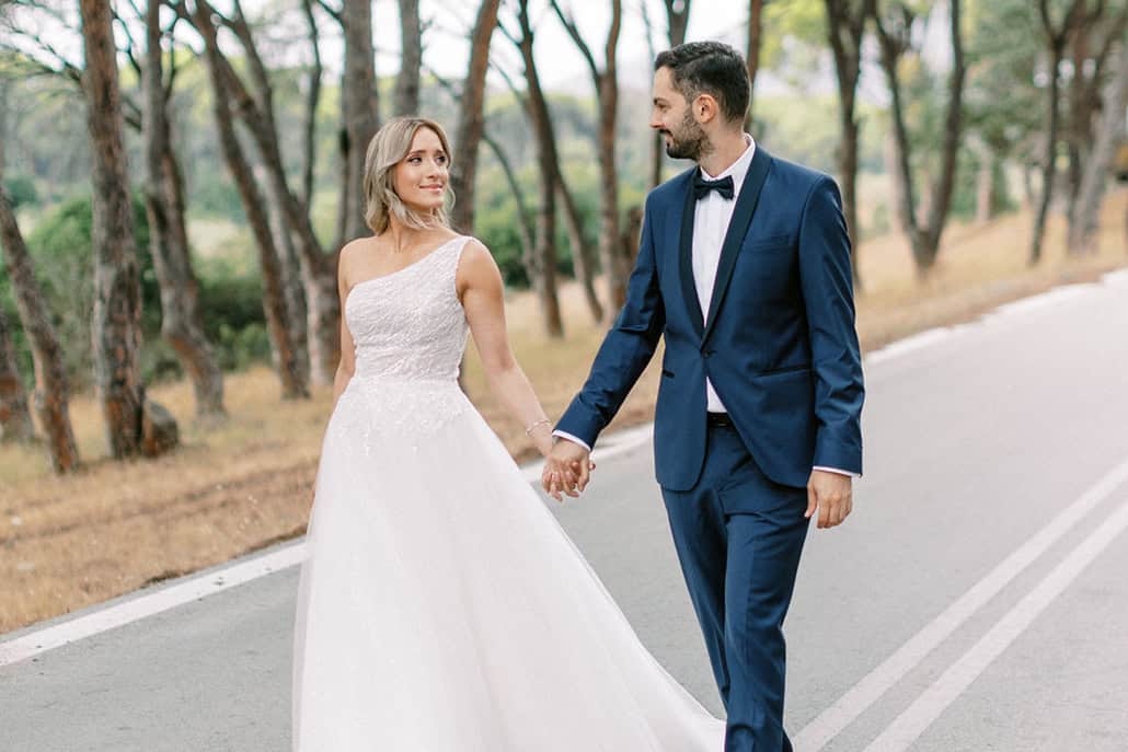 Καλοκαιρινός γάμος στην Πάτρα με λευκά λουλούδια | Λία & Νικόλας