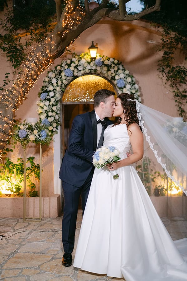 autum-wedding-ktima-kleopatra-white-light-blue-flowers_23