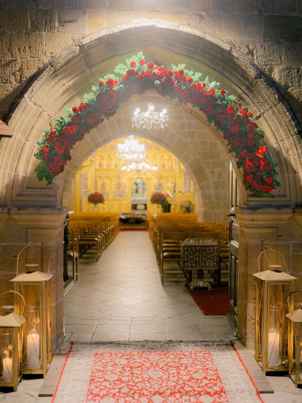 chi-winter-wedding-nicosia-red-roses_08