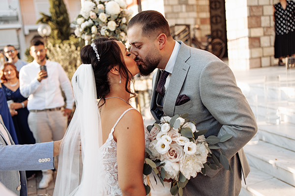 Chic καλοκαιρινός γάμος στο Principal Hall με λευκά τριαντάφυλλα | Σωτηρία & Γεώργιος