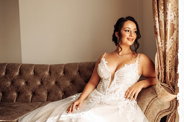 chic-summer-wedding-principal-hall-white-roses_07