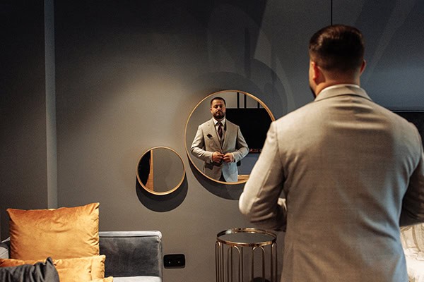 chic-summer-wedding-principal-hall-white-roses_09